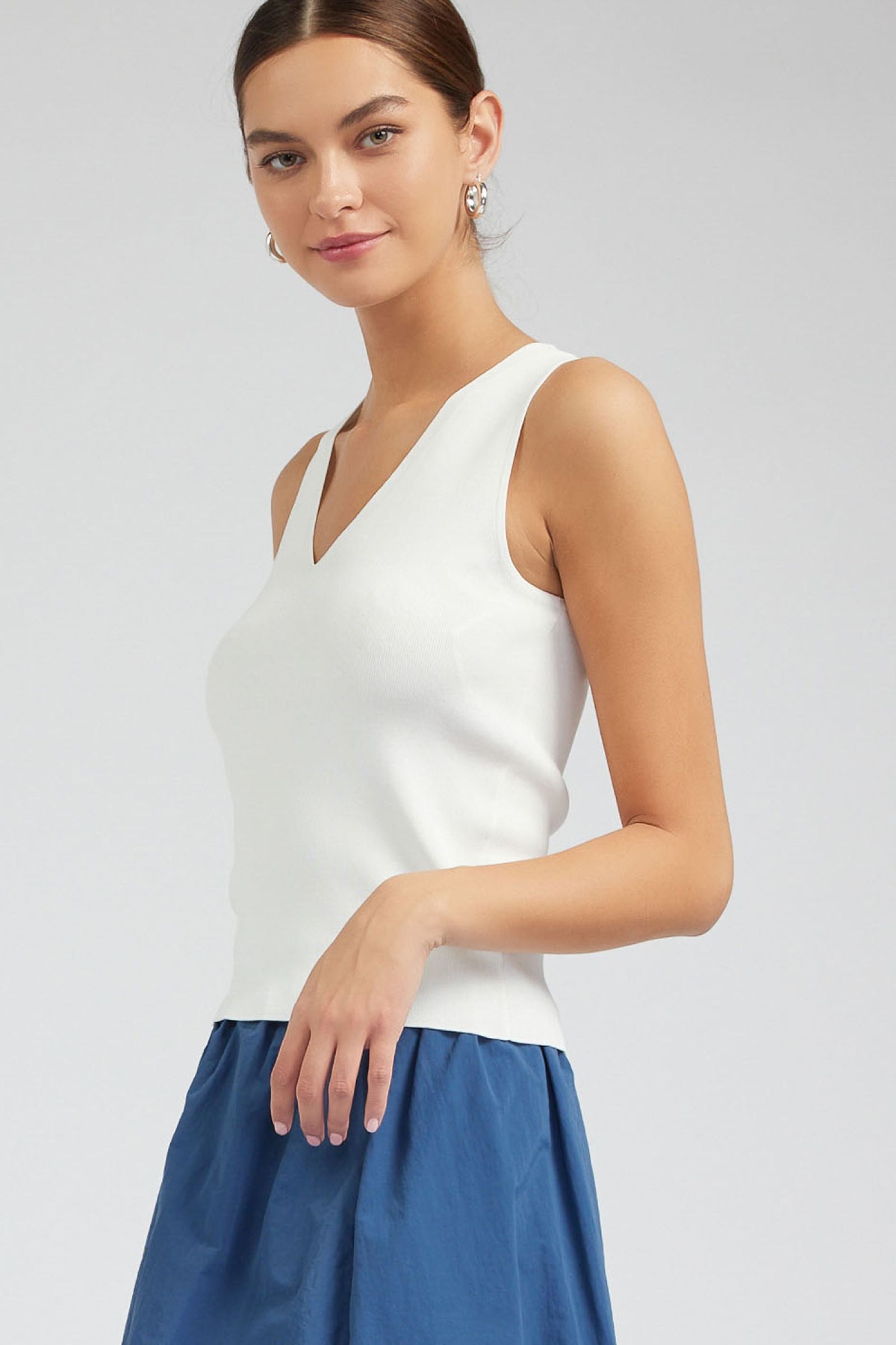 Current Air Sleeveless V Neck Sweater Top