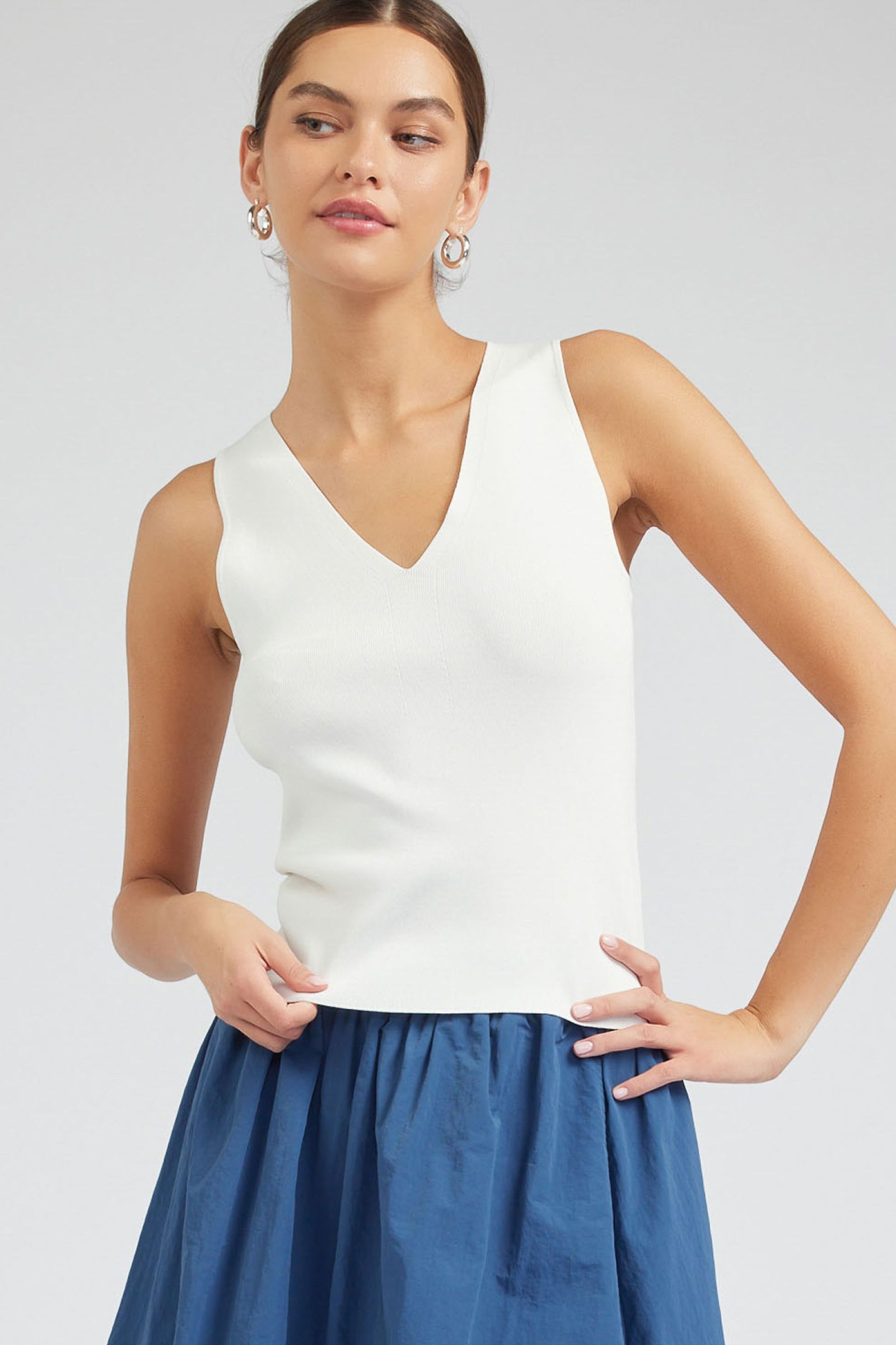 Current Air Sleeveless V Neck Sweater Top