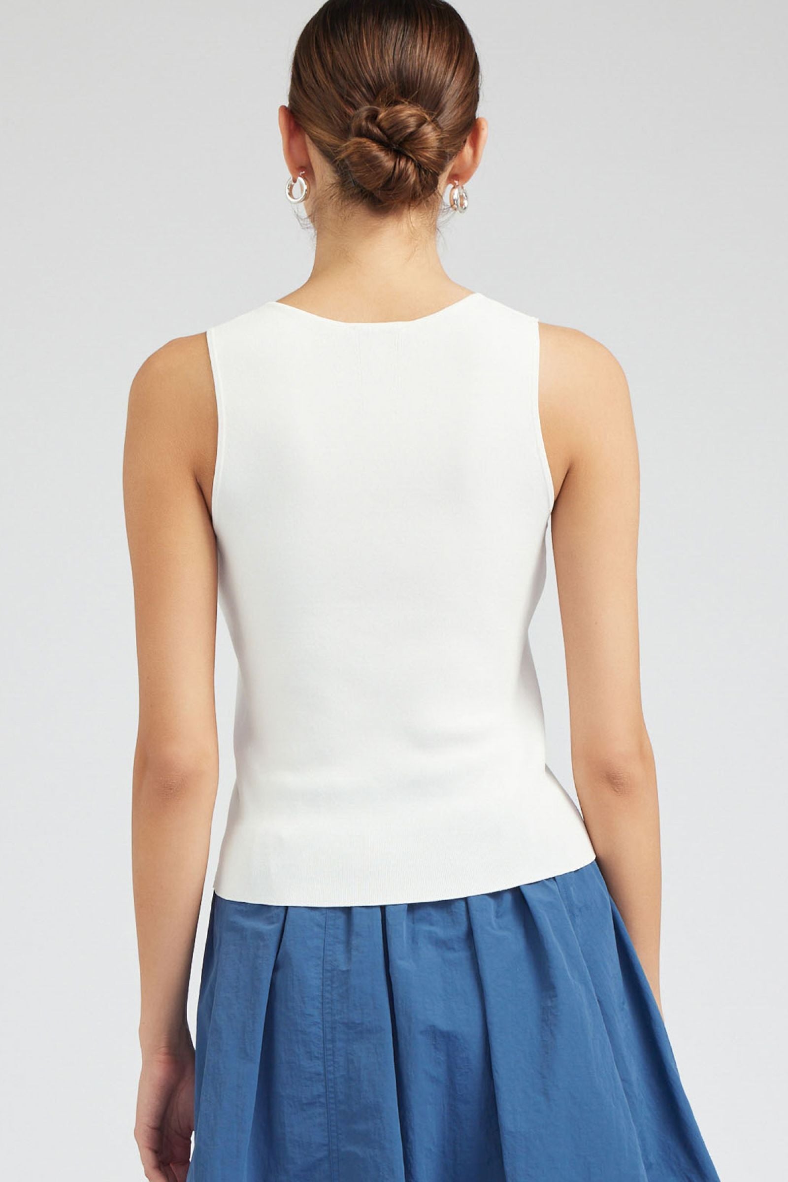 Current Air Sleeveless V Neck Sweater Top